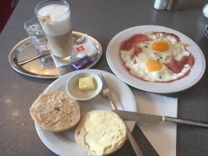 Ham and Eggs, Buttersemmel, Café Latte