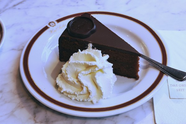 Sacher Eck - Die Original Sacher Torte - unübertroffen - Sacher Eck' - Wien