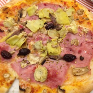 Pizza Capricciosa, wenig mit dem italienischen Original gemein - Al Capone - Krems