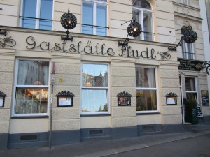 das Gasthaus wird seit vielen Jahrzehnten von unterschiedlichen Inhabern ... - Gasthaus Pfudl - Wien