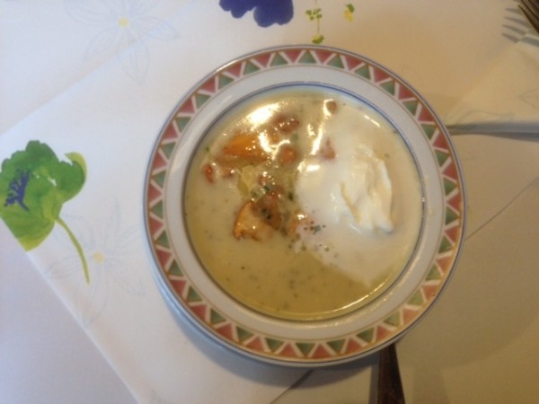 Erdäpfelcremesuppe mit Eierschwammerln und Schlagobershaube - Hotel-Restaurant Bayrischer Hof - Wels