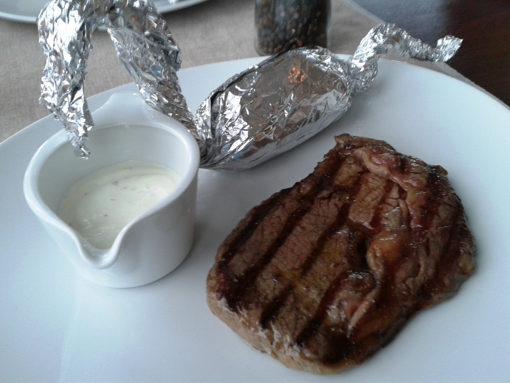 The View - Ribeye-Steak mit Ofenkartoffel und Sour-Cream-Sauce (Gutschein) - The View - Wien