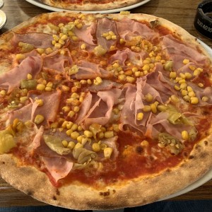 Pizza Contadina (Schinken, Speck, Mais, Pfefferoni). Teig dünn und gut, ... - I Vecchi Amici - Wien