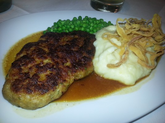 Kalbsbutterschnitzel mit Erdäpfelpüree und Zuckererbsen - Stasta - Wien ...