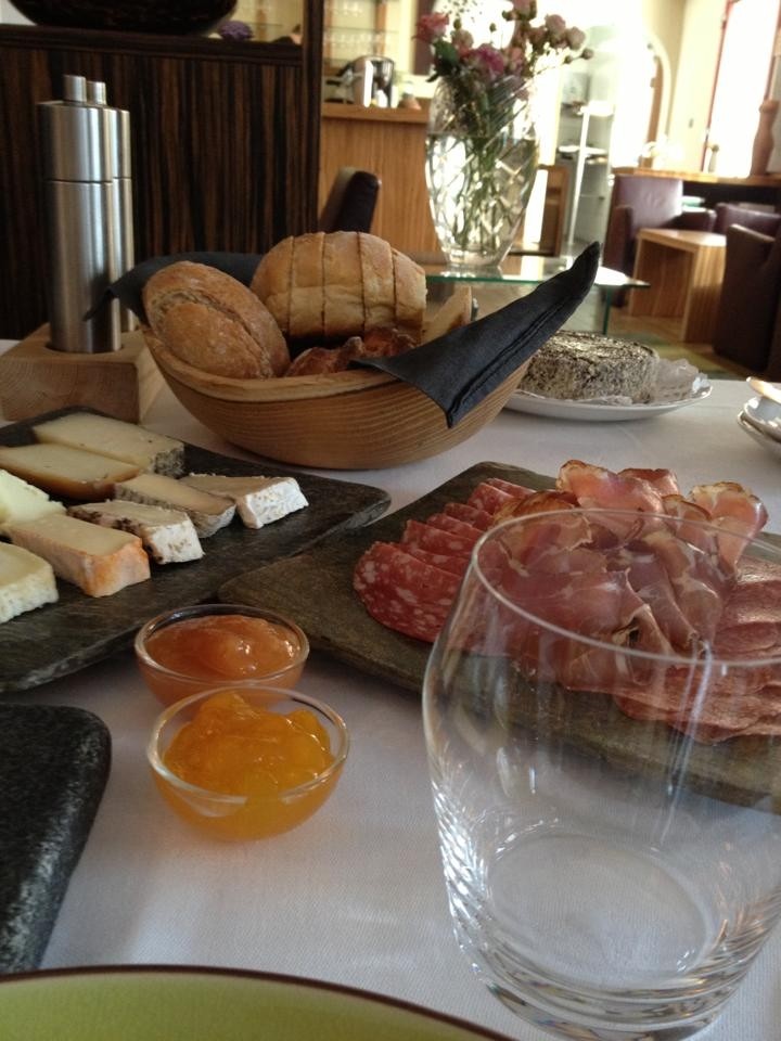 opulentes frühstück mit hausgebeiztem lax-käse-schinken-salami-hausgemachtem ... - Tom am Kochen - Leutschach