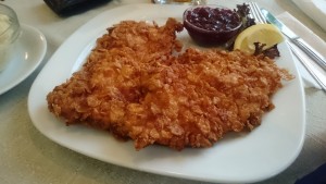 Putenschnitzel in Cornflakes gebacken mit Preiselbeeren - Restaurant Mader - Wien