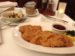 Kalbswienerschnitzel, Petersilkartoffeln, hauseigene Preiselbeeren - Huth Gastwirtschaft - Wien