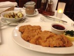 Kalbswienerschnitzel, Petersilkartoffeln, hauseigene Preiselbeeren