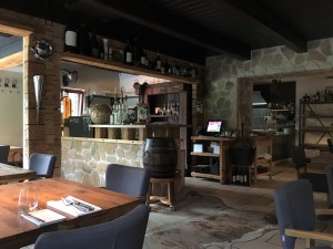 Ambiente Gastraum (Blick in Richtung Bar und offene Küche)