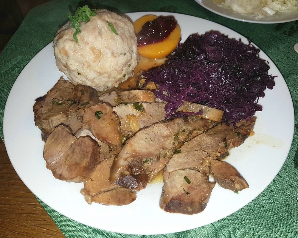 Wildschweinbraten mit Rotkraut, Semmelknödel und Preiselbeeren - Gasthof Penninger - Aigen