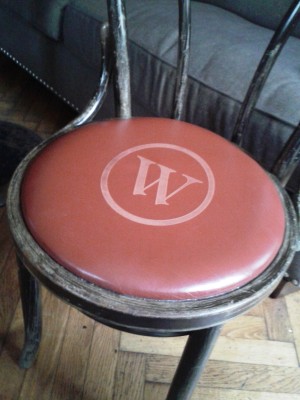 Das Wortner-'W' auch am Bistro-Sessel - Café Wortner - Wien