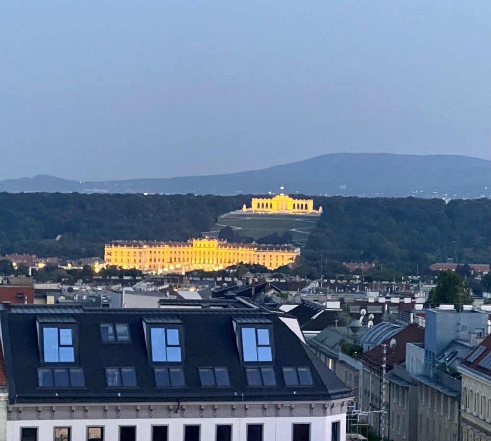 abendlicher Blick von der Dachterrasse auf Schloss Schönbrunn - Herzig - Wien