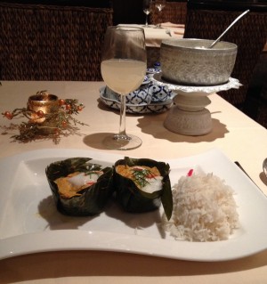 Fisch, gedämpft, rotes Curry, Reis. Zu trinken: Litschisaft - Bangkok - Salzburg