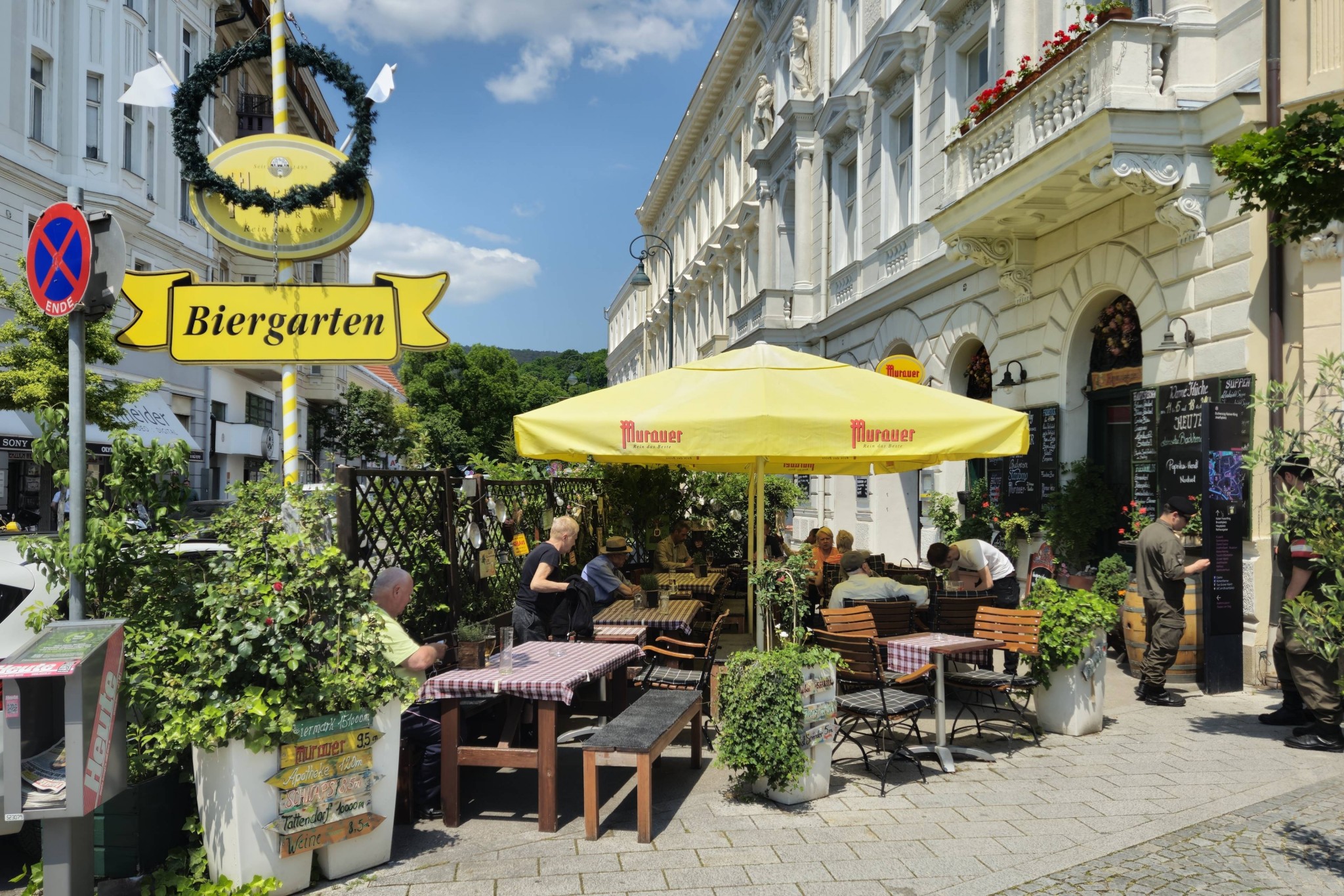 Josef's Almkuchl - Gastgarten - gut besucht - Josef's Almkuchl - Baden