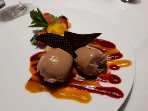 MOUSSE VON DER VALRHONA-EDELSCHOKOLADE
mit frischen Früchten und feinem ... - Waldgasthof Schimanszky - BERNDORF