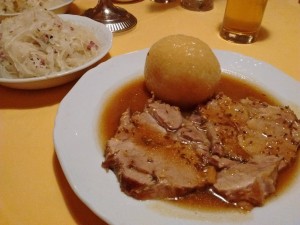 Schweinsbraten mit Waldviertlerknödel und Krautsalat (EUR 9,50) - nur erhältlich Samstag, ...