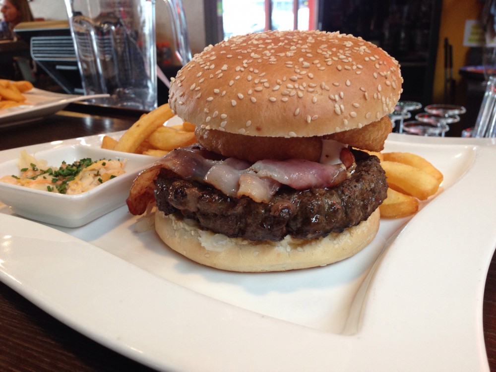 New York Style Burger ... Mit Sauerkraut und gebackenen Zwiebeln - Clocktower American Bar & Grill - Wien-Süd - Brunn am Gebirge