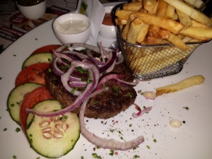 Low Carb Skinny Burger (ohne Brot) mit Pommes - Rox - Shopping City Süd - Wiener Neudorf