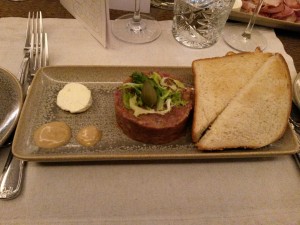 Beef Tatar vom Weiderind mit Buttertoast und Senfsauce - Landhaus-Keller - Graz