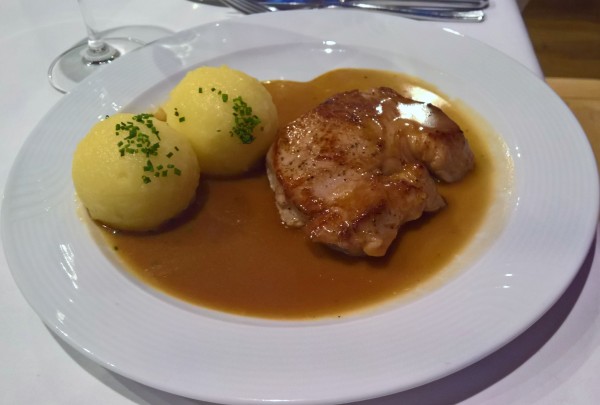 Schweinsrücken in Senfsoße, dazu grandiose "Gummiknödel" - Schwarz - Nöhagen