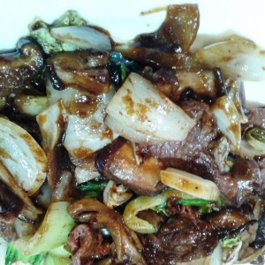Klee Wok - Teppanyaki (Mariniertes Beef, viele Pilze, Pak Choi, Zwiebel und Schwarze Pfeffer-Sauce)