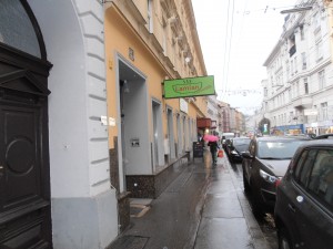 Die unauffällige Straßenfront - Lamian - Wien