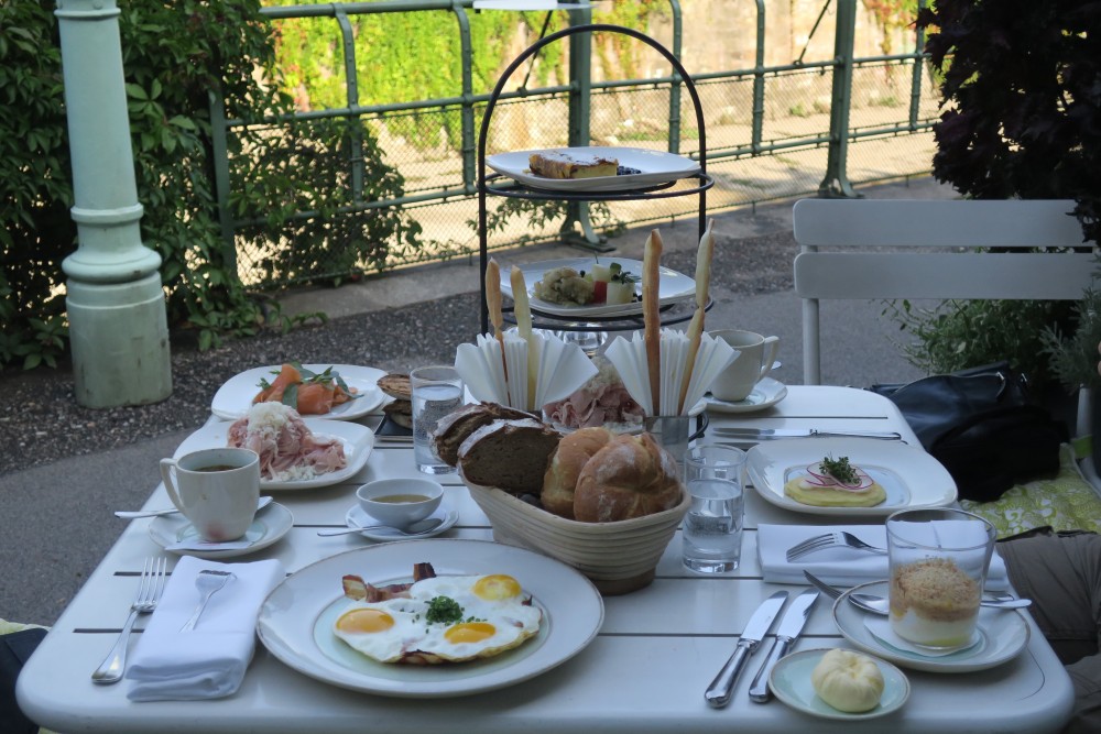 Meierei im Stadtpark - Frühstückstafel - wenn schon, dann ordentlich :-) - Meierei im Stadtpark - Wien