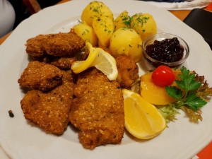 Rehschnitzel in Haselnusspanier - Gasthaus-Restaurant Ölgraben - Mondsee