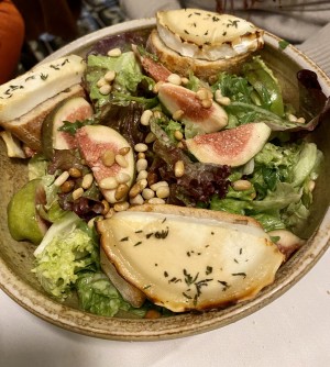 Blattsalat mit Feigen, gratinierten Ziegenkäse und Pinienkernen - hervorragend