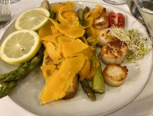 Gegrillter Spargel mit Mimolette und flambierten Jakobsmuscheln - feines Gericht - Beaulieu - Wien