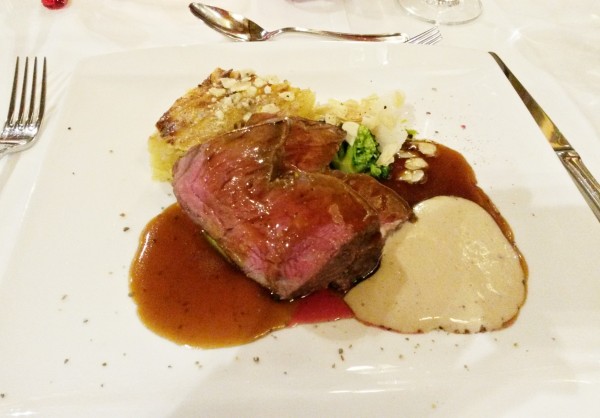 "Die Verführung - Roastbeef vom Almenrind, Morchel-Cognac-Espuma, knuspriges ... - Landhaus Oswald - Groß-St.Florian