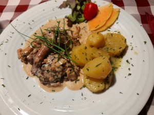 Rehschnitzel mit Eierschwammerl und Erdäpfel - Stiftstaverne Klein Mariazell - Altenmarkt