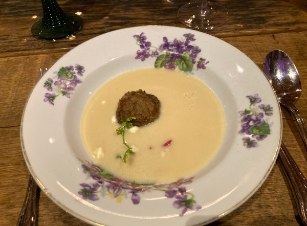 Topinambur-Weissbierschaumsuppe mit Wildschweinpflanzerl und Camelinaöl - HerrgottHö - St. Stefan ob Stainz