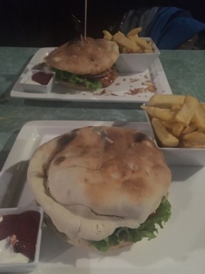 Vorne Cheeseburger hinten Hawidereburger, beide mit Fladenbrot (sorry für die Qualität, altes ...