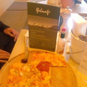 Pizza für eine Person um 14,- Euro auf 2.106 Meter Seehöhe - Balmalp - Lech am Arlberg