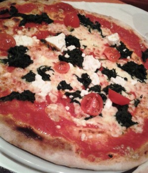Margareta - Pizza 'Tricolore' mit Paradeiser, Mozzarella, Spinat, Schafkäse, ... - Margareta - Wien