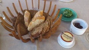 Bauernbutter, sehr gutes Gebäck, Oliven, Frischkäse mit Schnittlauch - Bootshaus - Traunkirchen