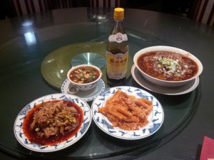Rindfleisch mit Kutteln, scharfe Suppe, Hühnerfüße, Rindfleisch in Chiliöl
