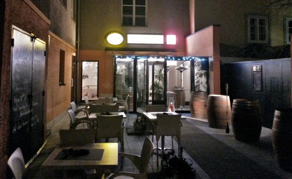 Innenhof am Abend - Cafe Vinothek im Hof - Graz