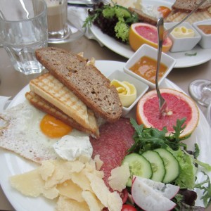 nicht schlecht das Frühstück, die Grapefruit hat allerdings schon bessere ... - Cafe Leopold - Wien