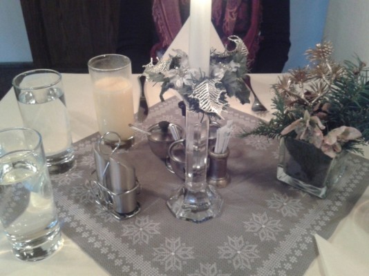 Gedeckter Tisch mit Weihnachtsdeko - Taj Mahal - Graz