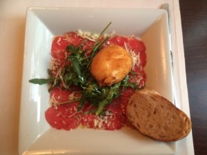 Carpaccio, gebackenes Ei, Rucola, Parmesan, Weißbrot