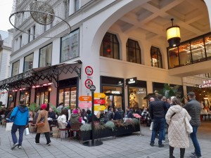 Anstellen für eine Hitzebestrahlung - Nein Danke - Bar Campari - Wien