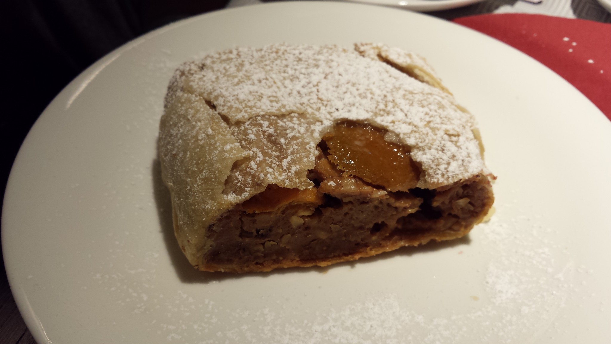 Frau Hitt Strudel: Marille-Nuss Füllung, nur mit Honig gesüsst, ohne Zucker. ... - Strudel Cafe - Innsbruck