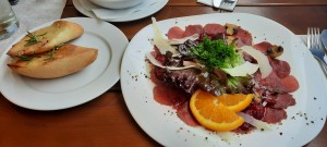 Hirsch Carpaccio mit Himbeeren und schwammerl dazu Toastbrot