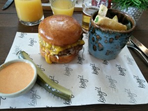 Bacon Cheeseburger, Truffle fries, "spicy sauce" - Kirby´s - Graz