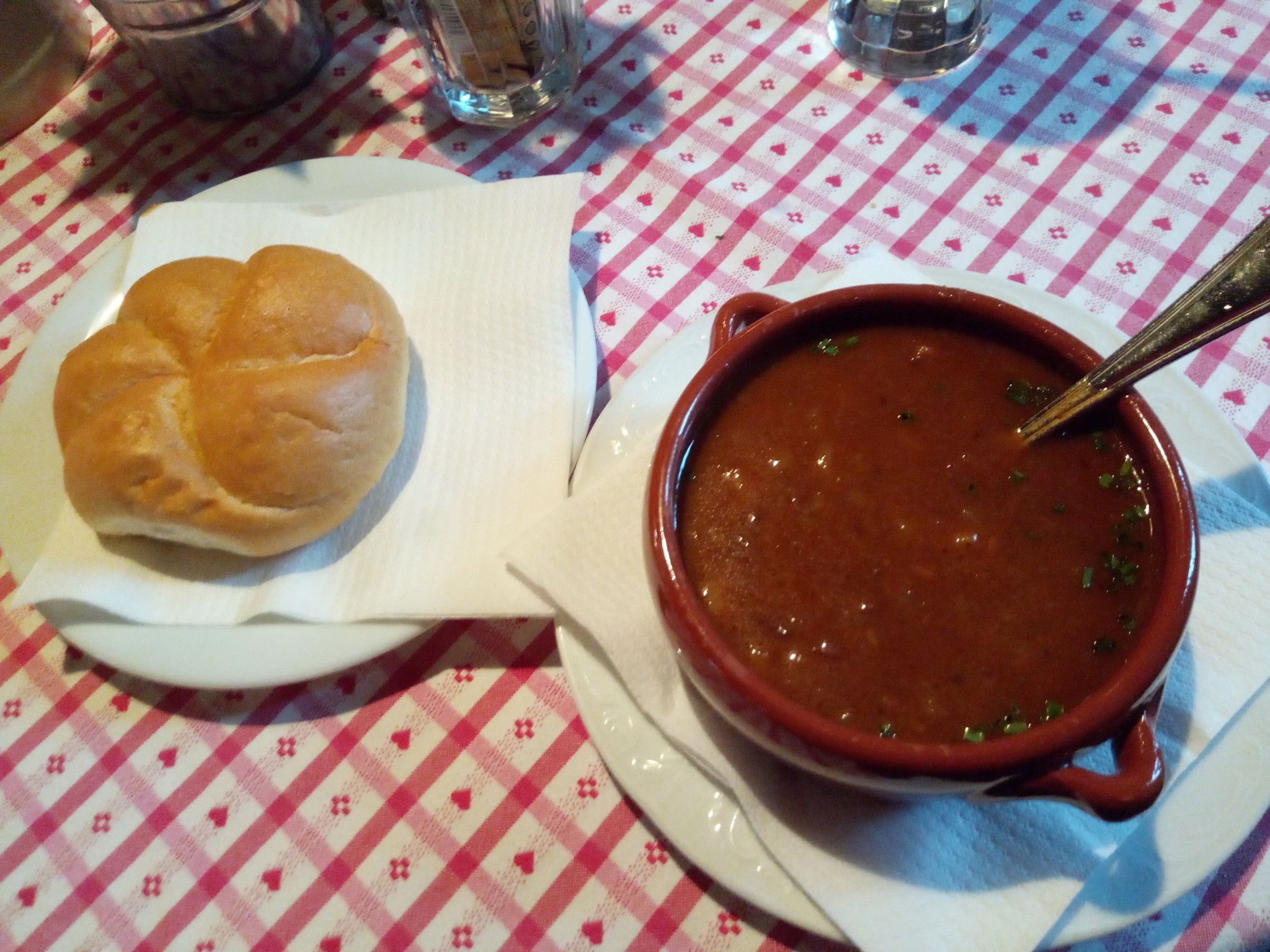 Gulaschsuppe. Für 6.50 Euro hätte ich mir eine selbstgemachte Suppe mit ... - Fuhrmannstube - Hinterglemm
