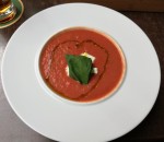 Gazpacho mit Schafkäse und Basilikum, hervorragend!