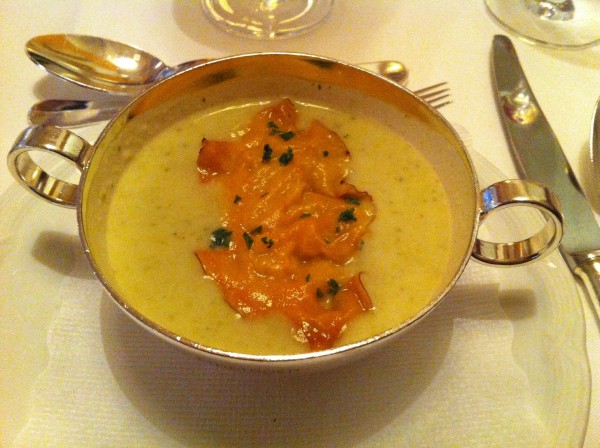 Brokkolischaumsuppe mit Chips - Grüner Baum - Bad Gastein