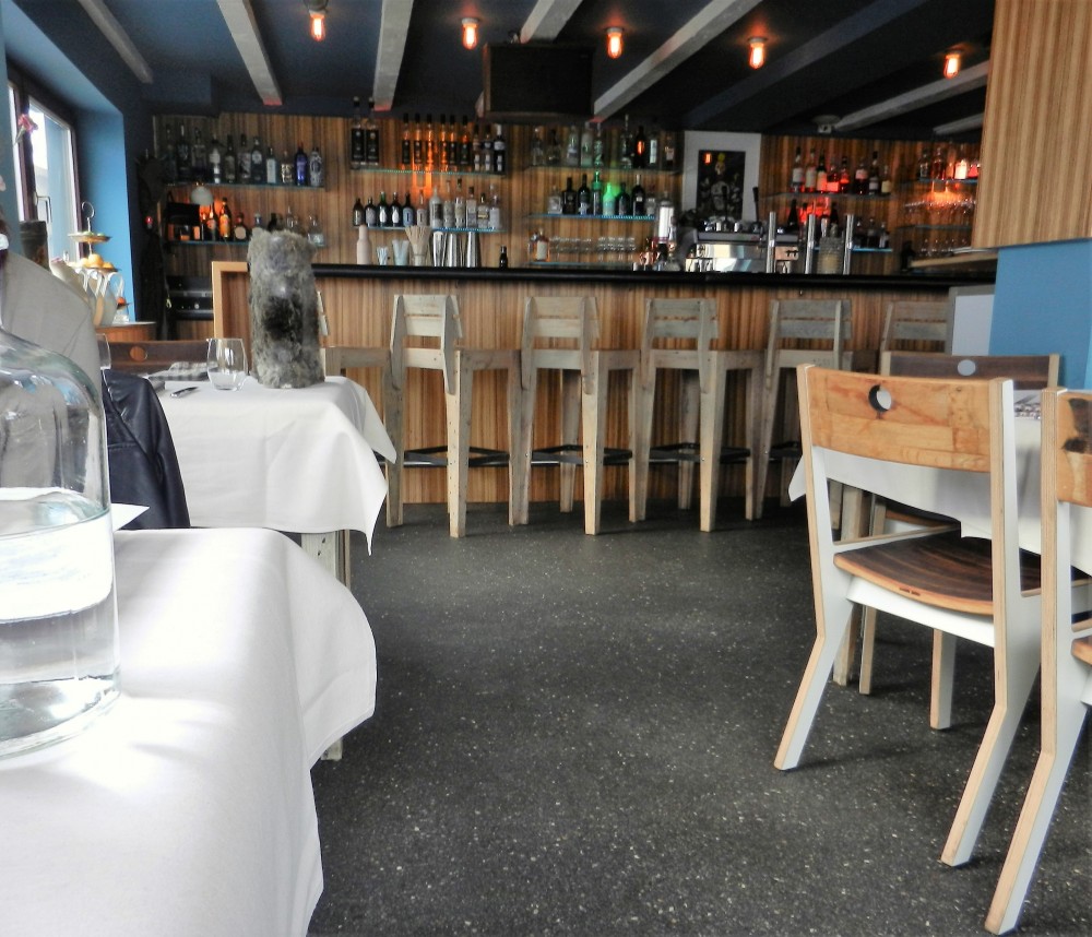 Ambiente mit Bar - ULLR Gasthouse - Zürs